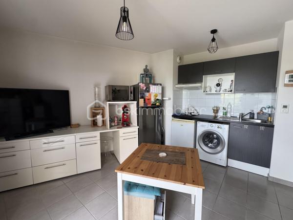 -- Coup de cœur -- 
Idéalement situé au sein d'une petite résidence récente en retrait de la route, sécurisée et bien entretenue, je vous présente ce bel appartement  type F2 proche du centre ville de Bourges et de toutes les commodités.
Il est localisé au deuxième étage sur les trois que comporte le bâtiment et dispose d'un ascenseur. 

Il se compose d'une entrée avec placard, d'un séjour avec cuisine aménagée & équipée, d'une chambre avec placard, d'une salle d'eau et d'un WC indépendant. 
Une place de parking extérieure privative et une belle terrasse complètent les prestations de ce bien. 

Libre de toute occupation dans quelques semaines.
Idéal primo-accédants ou investisseurs