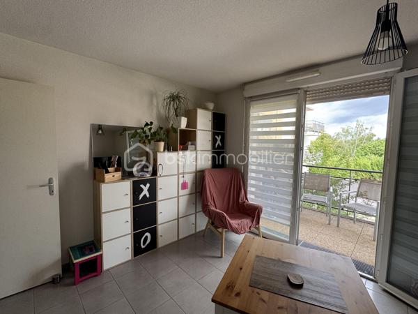 -- Coup de cœur -- 
Idéalement situé au sein d'une petite résidence récente en retrait de la route, sécurisée et bien entretenue, je vous présente ce bel appartement  type F2 proche du centre ville de Bourges et de toutes les commodités.
Il est localisé au deuxième étage sur les trois que comporte le bâtiment et dispose d'un ascenseur. 

Il se compose d'une entrée avec placard, d'un séjour avec cuisine aménagée & équipée, d'une chambre avec placard, d'une salle d'eau et d'un WC indépendant. 
Une place de parking extérieure privative et une belle terrasse complètent les prestations de ce bien. 

Libre de toute occupation dans quelques semaines.
Idéal primo-accédants ou investisseurs