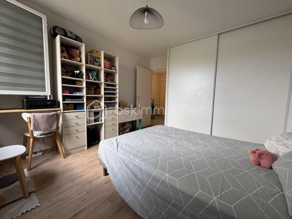 -- Coup de cœur -- 
Idéalement situé au sein d'une petite résidence récente en retrait de la route, sécurisée et bien entretenue, je vous présente ce bel appartement  type F2 proche du centre ville de Bourges et de toutes les commodités.
Il est localisé au deuxième étage sur les trois que comporte le bâtiment et dispose d'un ascenseur. 

Il se compose d'une entrée avec placard, d'un séjour avec cuisine aménagée & équipée, d'une chambre avec placard, d'une salle d'eau et d'un WC indépendant. 
Une place de parking extérieure privative et une belle terrasse complètent les prestations de ce bien. 

Libre de toute occupation dans quelques semaines.
Idéal primo-accédants ou investisseurs
