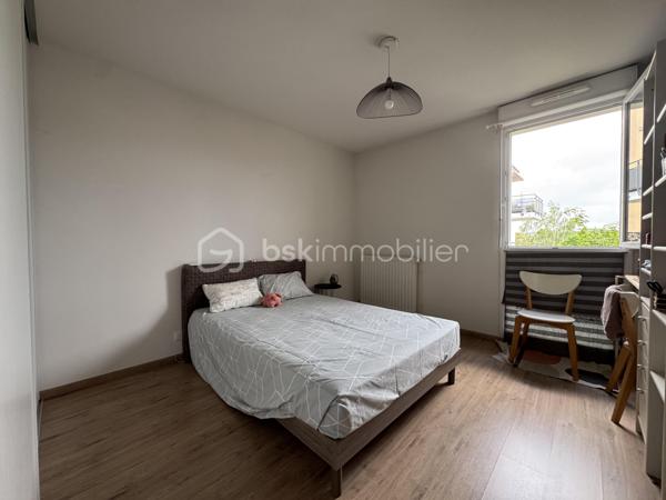 -- Coup de cœur -- 
Idéalement situé au sein d'une petite résidence récente en retrait de la route, sécurisée et bien entretenue, je vous présente ce bel appartement  type F2 proche du centre ville de Bourges et de toutes les commodités.
Il est localisé au deuxième étage sur les trois que comporte le bâtiment et dispose d'un ascenseur. 

Il se compose d'une entrée avec placard, d'un séjour avec cuisine aménagée & équipée, d'une chambre avec placard, d'une salle d'eau et d'un WC indépendant. 
Une place de parking extérieure privative et une belle terrasse complètent les prestations de ce bien. 

Libre de toute occupation dans quelques semaines.
Idéal primo-accédants ou investisseurs