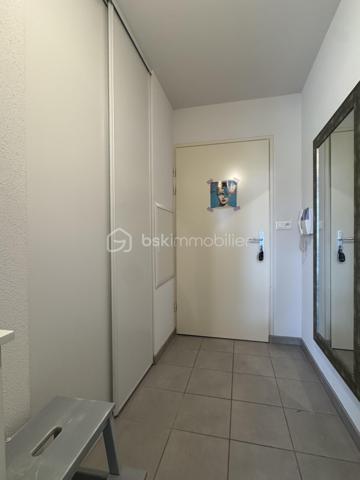 -- Coup de cœur -- 
Idéalement situé au sein d'une petite résidence récente en retrait de la route, sécurisée et bien entretenue, je vous présente ce bel appartement  type F2 proche du centre ville de Bourges et de toutes les commodités.
Il est localisé au deuxième étage sur les trois que comporte le bâtiment et dispose d'un ascenseur. 

Il se compose d'une entrée avec placard, d'un séjour avec cuisine aménagée & équipée, d'une chambre avec placard, d'une salle d'eau et d'un WC indépendant. 
Une place de parking extérieure privative et une belle terrasse complètent les prestations de ce bien. 

Libre de toute occupation dans quelques semaines.
Idéal primo-accédants ou investisseurs