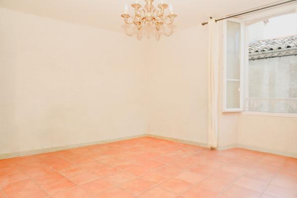 A vendre. Serres Deux appartements de caractère, idéal investisseur