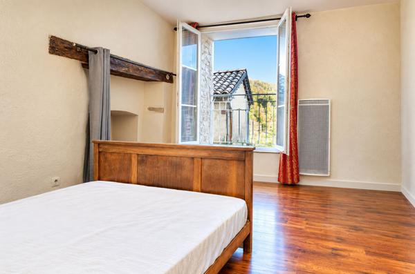 A vendre. Serres Deux appartements de caractère, idéal investisseur