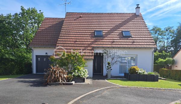 En exclusivité, à la Ferté-saint-Aubin, idéalement située dans un environnement calme au fond d'une impasse à proximité des commerces, écoles, transports... .
Venez découvrir cette belle maison familiale de plus de 150 m² dont 134 m² habitables qui offre de beaux volumes sur une parcelle très bien entretenue d'une surface de 750m².

La maison se compose au rez-de-chaussée d'une entrée, d'un salon/séjour lumineux avec cheminée, d'une cuisine aménagée et équipée donnant directement sur une terrasse sans vis-à-vis, d'un cellier, d'une chambre, d'une salle d'eau et d'un WC séparé. 
A l'étage, on y trouve une mezzanine, 3 chambres, une salle d'eau avec WC et une pièce supplémentaire pouvant accueillir un dressing ou du rangement.
A l'extérieur vous trouverez un garage accolé avec un accès direct à l'intérieur de la maison et un grand abri de jardin.

La maison bénéficie d'un bon DPE, garantissant un confort thermique appréciable et d'une consommation maîtrisée.
Pas de travaux à prévoir !