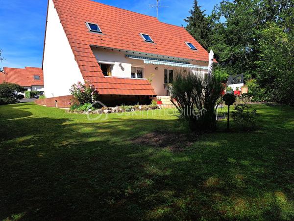 En exclusivité, à la Ferté-saint-Aubin, idéalement située dans un environnement calme au fond d'une impasse à proximité des commerces, écoles, transports... .
Venez découvrir cette belle maison familiale de plus de 150 m² dont 134 m² habitables qui offre de beaux volumes sur une parcelle très bien entretenue d'une surface de 750m².

La maison se compose au rez-de-chaussée d'une entrée, d'un salon/séjour lumineux avec cheminée, d'une cuisine aménagée et équipée donnant directement sur une terrasse sans vis-à-vis, d'un cellier, d'une chambre, d'une salle d'eau et d'un WC séparé. 
A l'étage, on y trouve une mezzanine, 3 chambres, une salle d'eau avec WC et une pièce supplémentaire pouvant accueillir un dressing ou du rangement.
A l'extérieur vous trouverez un garage accolé avec un accès direct à l'intérieur de la maison et un grand abri de jardin.

La maison bénéficie d'un bon DPE, garantissant un confort thermique appréciable et d'une consommation maîtrisée.
Pas de travaux à prévoir !