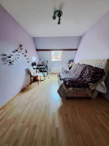 En exclusivité, à la Ferté-saint-Aubin, idéalement située dans un environnement calme au fond d'une impasse à proximité des commerces, écoles, transports... .
Venez découvrir cette belle maison familiale de plus de 150 m² dont 134 m² habitables qui offre de beaux volumes sur une parcelle très bien entretenue d'une surface de 750m².

La maison se compose au rez-de-chaussée d'une entrée, d'un salon/séjour lumineux avec cheminée, d'une cuisine aménagée et équipée donnant directement sur une terrasse sans vis-à-vis, d'un cellier, d'une chambre, d'une salle d'eau et d'un WC séparé. 
A l'étage, on y trouve une mezzanine, 3 chambres, une salle d'eau avec WC et une pièce supplémentaire pouvant accueillir un dressing ou du rangement.
A l'extérieur vous trouverez un garage accolé avec un accès direct à l'intérieur de la maison et un grand abri de jardin.

La maison bénéficie d'un bon DPE, garantissant un confort thermique appréciable et d'une consommation maîtrisée.
Pas de travaux à prévoir !