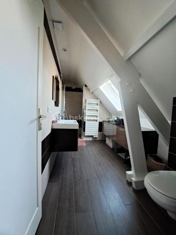 En exclusivité, à la Ferté-saint-Aubin, idéalement située dans un environnement calme au fond d'une impasse à proximité des commerces, écoles, transports... .
Venez découvrir cette belle maison familiale de plus de 150 m² dont 134 m² habitables qui offre de beaux volumes sur une parcelle très bien entretenue d'une surface de 750m².

La maison se compose au rez-de-chaussée d'une entrée, d'un salon/séjour lumineux avec cheminée, d'une cuisine aménagée et équipée donnant directement sur une terrasse sans vis-à-vis, d'un cellier, d'une chambre, d'une salle d'eau et d'un WC séparé. 
A l'étage, on y trouve une mezzanine, 3 chambres, une salle d'eau avec WC et une pièce supplémentaire pouvant accueillir un dressing ou du rangement.
A l'extérieur vous trouverez un garage accolé avec un accès direct à l'intérieur de la maison et un grand abri de jardin.

La maison bénéficie d'un bon DPE, garantissant un confort thermique appréciable et d'une consommation maîtrisée.
Pas de travaux à prévoir !