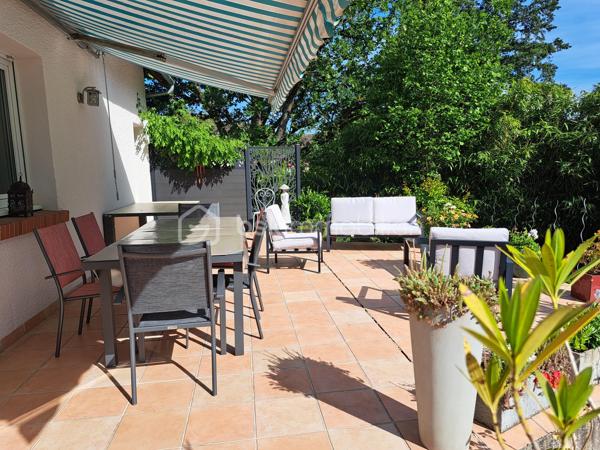 En exclusivité, à la Ferté-saint-Aubin, idéalement située dans un environnement calme au fond d'une impasse à proximité des commerces, écoles, transports... .
Venez découvrir cette belle maison familiale de plus de 150 m² dont 134 m² habitables qui offre de beaux volumes sur une parcelle très bien entretenue d'une surface de 750m².

La maison se compose au rez-de-chaussée d'une entrée, d'un salon/séjour lumineux avec cheminée, d'une cuisine aménagée et équipée donnant directement sur une terrasse sans vis-à-vis, d'un cellier, d'une chambre, d'une salle d'eau et d'un WC séparé. 
A l'étage, on y trouve une mezzanine, 3 chambres, une salle d'eau avec WC et une pièce supplémentaire pouvant accueillir un dressing ou du rangement.
A l'extérieur vous trouverez un garage accolé avec un accès direct à l'intérieur de la maison et un grand abri de jardin.

La maison bénéficie d'un bon DPE, garantissant un confort thermique appréciable et d'une consommation maîtrisée.
Pas de travaux à prévoir !