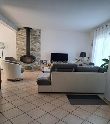 En exclusivité, à la Ferté-saint-Aubin, idéalement située dans un environnement calme au fond d'une impasse à proximité des commerces, écoles, transports... .
Venez découvrir cette belle maison familiale de plus de 150 m² dont 134 m² habitables qui offre de beaux volumes sur une parcelle très bien entretenue d'une surface de 750m².

La maison se compose au rez-de-chaussée d'une entrée, d'un salon/séjour lumineux avec cheminée, d'une cuisine aménagée et équipée donnant directement sur une terrasse sans vis-à-vis, d'un cellier, d'une chambre, d'une salle d'eau et d'un WC séparé. 
A l'étage, on y trouve une mezzanine, 3 chambres, une salle d'eau avec WC et une pièce supplémentaire pouvant accueillir un dressing ou du rangement.
A l'extérieur vous trouverez un garage accolé avec un accès direct à l'intérieur de la maison et un grand abri de jardin.

La maison bénéficie d'un bon DPE, garantissant un confort thermique appréciable et d'une consommation maîtrisée.
Pas de travaux à prévoir !