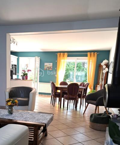 En exclusivité, à la Ferté-saint-Aubin, idéalement située dans un environnement calme au fond d'une impasse à proximité des commerces, écoles, transports... .
Venez découvrir cette belle maison familiale de plus de 150 m² dont 134 m² habitables qui offre de beaux volumes sur une parcelle très bien entretenue d'une surface de 750m².

La maison se compose au rez-de-chaussée d'une entrée, d'un salon/séjour lumineux avec cheminée, d'une cuisine aménagée et équipée donnant directement sur une terrasse sans vis-à-vis, d'un cellier, d'une chambre, d'une salle d'eau et d'un WC séparé. 
A l'étage, on y trouve une mezzanine, 3 chambres, une salle d'eau avec WC et une pièce supplémentaire pouvant accueillir un dressing ou du rangement.
A l'extérieur vous trouverez un garage accolé avec un accès direct à l'intérieur de la maison et un grand abri de jardin.

La maison bénéficie d'un bon DPE, garantissant un confort thermique appréciable et d'une consommation maîtrisée.
Pas de travaux à prévoir !