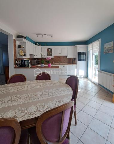 En exclusivité, à la Ferté-saint-Aubin, idéalement située dans un environnement calme au fond d'une impasse à proximité des commerces, écoles, transports... .
Venez découvrir cette belle maison familiale de plus de 150 m² dont 134 m² habitables qui offre de beaux volumes sur une parcelle très bien entretenue d'une surface de 750m².

La maison se compose au rez-de-chaussée d'une entrée, d'un salon/séjour lumineux avec cheminée, d'une cuisine aménagée et équipée donnant directement sur une terrasse sans vis-à-vis, d'un cellier, d'une chambre, d'une salle d'eau et d'un WC séparé. 
A l'étage, on y trouve une mezzanine, 3 chambres, une salle d'eau avec WC et une pièce supplémentaire pouvant accueillir un dressing ou du rangement.
A l'extérieur vous trouverez un garage accolé avec un accès direct à l'intérieur de la maison et un grand abri de jardin.

La maison bénéficie d'un bon DPE, garantissant un confort thermique appréciable et d'une consommation maîtrisée.
Pas de travaux à prévoir !