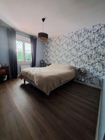En exclusivité, à la Ferté-saint-Aubin, idéalement située dans un environnement calme au fond d'une impasse à proximité des commerces, écoles, transports... .
Venez découvrir cette belle maison familiale de plus de 150 m² dont 134 m² habitables qui offre de beaux volumes sur une parcelle très bien entretenue d'une surface de 750m².

La maison se compose au rez-de-chaussée d'une entrée, d'un salon/séjour lumineux avec cheminée, d'une cuisine aménagée et équipée donnant directement sur une terrasse sans vis-à-vis, d'un cellier, d'une chambre, d'une salle d'eau et d'un WC séparé. 
A l'étage, on y trouve une mezzanine, 3 chambres, une salle d'eau avec WC et une pièce supplémentaire pouvant accueillir un dressing ou du rangement.
A l'extérieur vous trouverez un garage accolé avec un accès direct à l'intérieur de la maison et un grand abri de jardin.

La maison bénéficie d'un bon DPE, garantissant un confort thermique appréciable et d'une consommation maîtrisée.
Pas de travaux à prévoir !