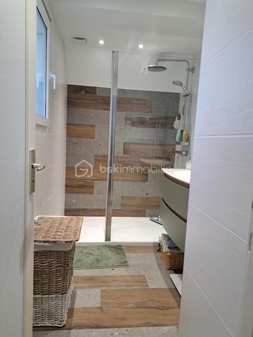 En exclusivité, à la Ferté-saint-Aubin, idéalement située dans un environnement calme au fond d'une impasse à proximité des commerces, écoles, transports... .
Venez découvrir cette belle maison familiale de plus de 150 m² dont 134 m² habitables qui offre de beaux volumes sur une parcelle très bien entretenue d'une surface de 750m².

La maison se compose au rez-de-chaussée d'une entrée, d'un salon/séjour lumineux avec cheminée, d'une cuisine aménagée et équipée donnant directement sur une terrasse sans vis-à-vis, d'un cellier, d'une chambre, d'une salle d'eau et d'un WC séparé. 
A l'étage, on y trouve une mezzanine, 3 chambres, une salle d'eau avec WC et une pièce supplémentaire pouvant accueillir un dressing ou du rangement.
A l'extérieur vous trouverez un garage accolé avec un accès direct à l'intérieur de la maison et un grand abri de jardin.

La maison bénéficie d'un bon DPE, garantissant un confort thermique appréciable et d'une consommation maîtrisée.
Pas de travaux à prévoir !