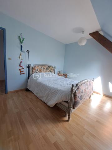 En exclusivité, à la Ferté-saint-Aubin, idéalement située dans un environnement calme au fond d'une impasse à proximité des commerces, écoles, transports... .
Venez découvrir cette belle maison familiale de plus de 150 m² dont 134 m² habitables qui offre de beaux volumes sur une parcelle très bien entretenue d'une surface de 750m².

La maison se compose au rez-de-chaussée d'une entrée, d'un salon/séjour lumineux avec cheminée, d'une cuisine aménagée et équipée donnant directement sur une terrasse sans vis-à-vis, d'un cellier, d'une chambre, d'une salle d'eau et d'un WC séparé. 
A l'étage, on y trouve une mezzanine, 3 chambres, une salle d'eau avec WC et une pièce supplémentaire pouvant accueillir un dressing ou du rangement.
A l'extérieur vous trouverez un garage accolé avec un accès direct à l'intérieur de la maison et un grand abri de jardin.

La maison bénéficie d'un bon DPE, garantissant un confort thermique appréciable et d'une consommation maîtrisée.
Pas de travaux à prévoir !