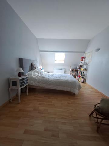 En exclusivité, à la Ferté-saint-Aubin, idéalement située dans un environnement calme au fond d'une impasse à proximité des commerces, écoles, transports... .
Venez découvrir cette belle maison familiale de plus de 150 m² dont 134 m² habitables qui offre de beaux volumes sur une parcelle très bien entretenue d'une surface de 750m².

La maison se compose au rez-de-chaussée d'une entrée, d'un salon/séjour lumineux avec cheminée, d'une cuisine aménagée et équipée donnant directement sur une terrasse sans vis-à-vis, d'un cellier, d'une chambre, d'une salle d'eau et d'un WC séparé. 
A l'étage, on y trouve une mezzanine, 3 chambres, une salle d'eau avec WC et une pièce supplémentaire pouvant accueillir un dressing ou du rangement.
A l'extérieur vous trouverez un garage accolé avec un accès direct à l'intérieur de la maison et un grand abri de jardin.

La maison bénéficie d'un bon DPE, garantissant un confort thermique appréciable et d'une consommation maîtrisée.
Pas de travaux à prévoir !