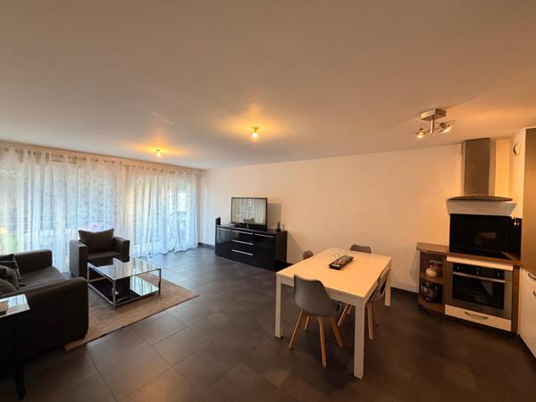 Appartement avec balcon cave et Box de stationnement sécurisé