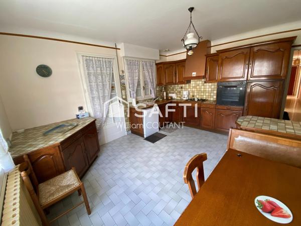 Grande maison de 4 chambres, sous-sol et double garage.