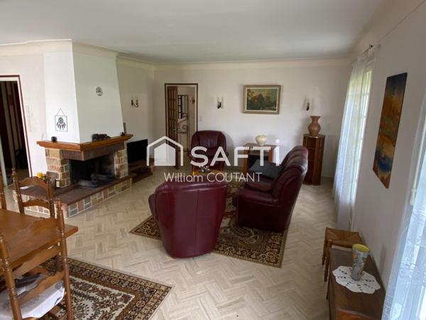 Grande maison de 4 chambres, sous-sol et double garage.