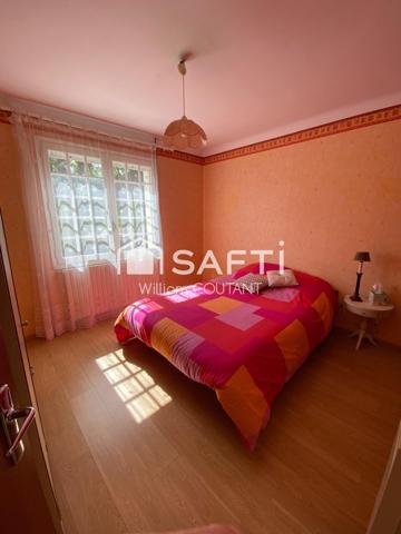 Grande maison de 4 chambres, sous-sol et double garage.