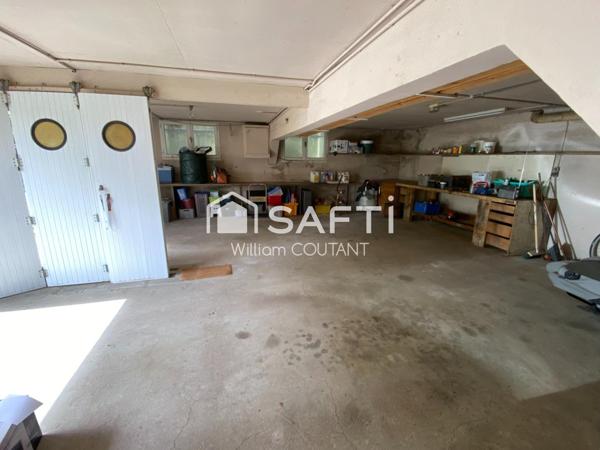 Grande maison de 4 chambres, sous-sol et double garage.