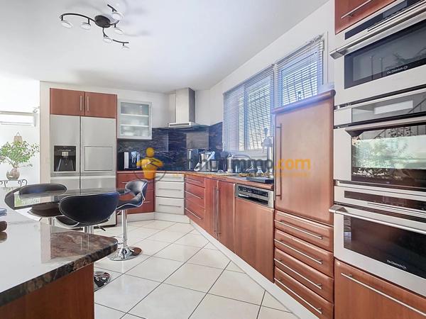 Vente                                                      Maison
                        
                     5 pièces                      179 m2                     à Perpignan
