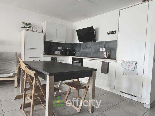 Appartement
         4 pièces
        - 93 m² Bien prestige 399 000 € *