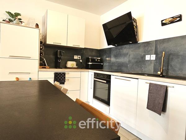 Appartement
         4 pièces
        - 93 m² Bien prestige 399 000 € *