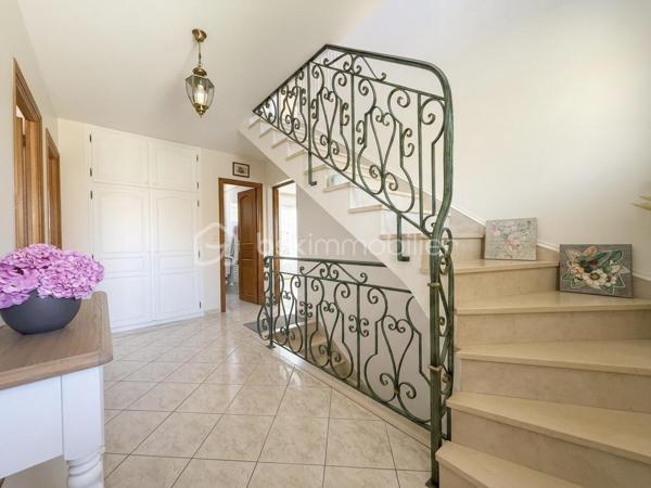 Maison familiale de caractère 130 m2 habitables 200 m2 au sol Sous-sol total aménagé Dépendance aménagée 60 m2 DPE C Secteur recherché

Découvrez cette maison familiale rare par ses volumes et sa configuration Idéalement située cette propriété allie confort et fonctionnalités pour répondre à tous vos projets de vie. 

La maison se compose au rez-de-chaussée d’une entrée, d’une cuisine, d’une chambre, d’une salle d eau avec WC et d’un double séjour baigné de lumière grâce à une exposition sud est idéale offrant une atmosphère chaleureuse tout au long de la journée.

 À l étage le palier dessert quatre belles chambres ainsi qu une salle d’eau avec WC. 

Le sous-sol total est parfaitement entretenu et carrelé. Il offre un espace de vie supplémentaire polyvalent comprenant un vaste garage, une buanderie fonctionnelle ainsi qu’une salle d eau avec WC.

La propriété dispose également d une dépendance aménagée de 60 m2 comprenant deux chambres, une salle d’eau, un WC, une cuisine et un séjour. 

Un atout majeur pour accueillir vos proches en toute indépendance ou envisager une activité libérale. 

La maison est entourée d’un agréable jardin accessible en faisant le tour de la propriété offrant un espace de détente au calme. 

Cette maison représente un excellent investissement pour les acquéreurs cherchant un bien fonctionnel techniquement irréprochable et offrant une grande flexibilité d’usage. 

Pour organiser une visite ou obtenir plus d’informations sur ce bien contactez moi dès aujourd’hui! 
Photos complémentaires sur demande.