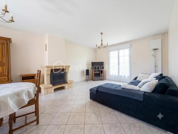 Maison familiale de caractère 130 m2 habitables 200 m2 au sol Sous-sol total aménagé Dépendance aménagée 60 m2 DPE C Secteur recherché

Découvrez cette maison familiale rare par ses volumes et sa configuration Idéalement située cette propriété allie confort et fonctionnalités pour répondre à tous vos projets de vie. 

La maison se compose au rez-de-chaussée d’une entrée, d’une cuisine, d’une chambre, d’une salle d eau avec WC et d’un double séjour baigné de lumière grâce à une exposition sud est idéale offrant une atmosphère chaleureuse tout au long de la journée.

 À l étage le palier dessert quatre belles chambres ainsi qu une salle d’eau avec WC. 

Le sous-sol total est parfaitement entretenu et carrelé. Il offre un espace de vie supplémentaire polyvalent comprenant un vaste garage, une buanderie fonctionnelle ainsi qu’une salle d eau avec WC.

La propriété dispose également d une dépendance aménagée de 60 m2 comprenant deux chambres, une salle d’eau, un WC, une cuisine et un séjour. 

Un atout majeur pour accueillir vos proches en toute indépendance ou envisager une activité libérale. 

La maison est entourée d’un agréable jardin accessible en faisant le tour de la propriété offrant un espace de détente au calme. 

Cette maison représente un excellent investissement pour les acquéreurs cherchant un bien fonctionnel techniquement irréprochable et offrant une grande flexibilité d’usage. 

Pour organiser une visite ou obtenir plus d’informations sur ce bien contactez moi dès aujourd’hui! 
Photos complémentaires sur demande.