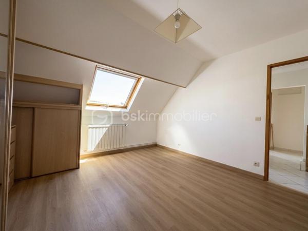 Maison familiale de caractère 130 m2 habitables 200 m2 au sol Sous-sol total aménagé Dépendance aménagée 60 m2 DPE C Secteur recherché

Découvrez cette maison familiale rare par ses volumes et sa configuration Idéalement située cette propriété allie confort et fonctionnalités pour répondre à tous vos projets de vie. 

La maison se compose au rez-de-chaussée d’une entrée, d’une cuisine, d’une chambre, d’une salle d eau avec WC et d’un double séjour baigné de lumière grâce à une exposition sud est idéale offrant une atmosphère chaleureuse tout au long de la journée.

 À l étage le palier dessert quatre belles chambres ainsi qu une salle d’eau avec WC. 

Le sous-sol total est parfaitement entretenu et carrelé. Il offre un espace de vie supplémentaire polyvalent comprenant un vaste garage, une buanderie fonctionnelle ainsi qu’une salle d eau avec WC.

La propriété dispose également d une dépendance aménagée de 60 m2 comprenant deux chambres, une salle d’eau, un WC, une cuisine et un séjour. 

Un atout majeur pour accueillir vos proches en toute indépendance ou envisager une activité libérale. 

La maison est entourée d’un agréable jardin accessible en faisant le tour de la propriété offrant un espace de détente au calme. 

Cette maison représente un excellent investissement pour les acquéreurs cherchant un bien fonctionnel techniquement irréprochable et offrant une grande flexibilité d’usage. 

Pour organiser une visite ou obtenir plus d’informations sur ce bien contactez moi dès aujourd’hui! 
Photos complémentaires sur demande.