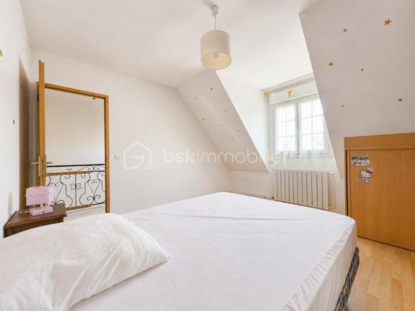 Maison familiale de caractère 130 m2 habitables 200 m2 au sol Sous-sol total aménagé Dépendance aménagée 60 m2 DPE C Secteur recherché

Découvrez cette maison familiale rare par ses volumes et sa configuration Idéalement située cette propriété allie confort et fonctionnalités pour répondre à tous vos projets de vie. 

La maison se compose au rez-de-chaussée d’une entrée, d’une cuisine, d’une chambre, d’une salle d eau avec WC et d’un double séjour baigné de lumière grâce à une exposition sud est idéale offrant une atmosphère chaleureuse tout au long de la journée.

 À l étage le palier dessert quatre belles chambres ainsi qu une salle d’eau avec WC. 

Le sous-sol total est parfaitement entretenu et carrelé. Il offre un espace de vie supplémentaire polyvalent comprenant un vaste garage, une buanderie fonctionnelle ainsi qu’une salle d eau avec WC.

La propriété dispose également d une dépendance aménagée de 60 m2 comprenant deux chambres, une salle d’eau, un WC, une cuisine et un séjour. 

Un atout majeur pour accueillir vos proches en toute indépendance ou envisager une activité libérale. 

La maison est entourée d’un agréable jardin accessible en faisant le tour de la propriété offrant un espace de détente au calme. 

Cette maison représente un excellent investissement pour les acquéreurs cherchant un bien fonctionnel techniquement irréprochable et offrant une grande flexibilité d’usage. 

Pour organiser une visite ou obtenir plus d’informations sur ce bien contactez moi dès aujourd’hui! 
Photos complémentaires sur demande.