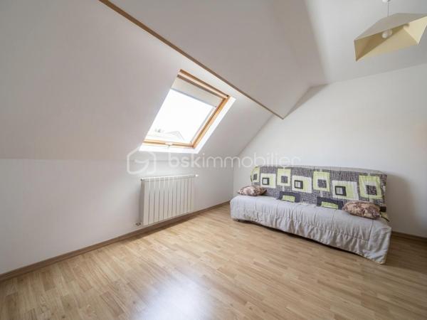 Maison familiale de caractère 130 m2 habitables 200 m2 au sol Sous-sol total aménagé Dépendance aménagée 60 m2 DPE C Secteur recherché

Découvrez cette maison familiale rare par ses volumes et sa configuration Idéalement située cette propriété allie confort et fonctionnalités pour répondre à tous vos projets de vie. 

La maison se compose au rez-de-chaussée d’une entrée, d’une cuisine, d’une chambre, d’une salle d eau avec WC et d’un double séjour baigné de lumière grâce à une exposition sud est idéale offrant une atmosphère chaleureuse tout au long de la journée.

 À l étage le palier dessert quatre belles chambres ainsi qu une salle d’eau avec WC. 

Le sous-sol total est parfaitement entretenu et carrelé. Il offre un espace de vie supplémentaire polyvalent comprenant un vaste garage, une buanderie fonctionnelle ainsi qu’une salle d eau avec WC.

La propriété dispose également d une dépendance aménagée de 60 m2 comprenant deux chambres, une salle d’eau, un WC, une cuisine et un séjour. 

Un atout majeur pour accueillir vos proches en toute indépendance ou envisager une activité libérale. 

La maison est entourée d’un agréable jardin accessible en faisant le tour de la propriété offrant un espace de détente au calme. 

Cette maison représente un excellent investissement pour les acquéreurs cherchant un bien fonctionnel techniquement irréprochable et offrant une grande flexibilité d’usage. 

Pour organiser une visite ou obtenir plus d’informations sur ce bien contactez moi dès aujourd’hui! 
Photos complémentaires sur demande.