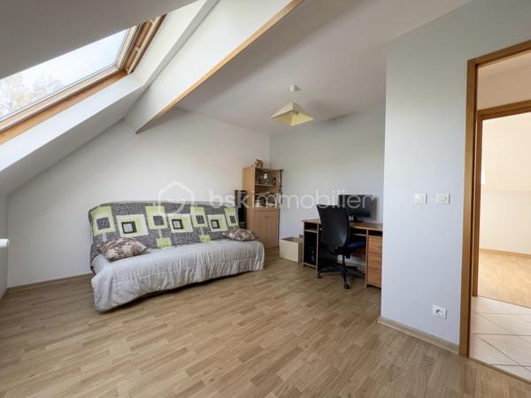 Maison familiale de caractère 130 m2 habitables 200 m2 au sol Sous-sol total aménagé Dépendance aménagée 60 m2 DPE C Secteur recherché

Découvrez cette maison familiale rare par ses volumes et sa configuration Idéalement située cette propriété allie confort et fonctionnalités pour répondre à tous vos projets de vie. 

La maison se compose au rez-de-chaussée d’une entrée, d’une cuisine, d’une chambre, d’une salle d eau avec WC et d’un double séjour baigné de lumière grâce à une exposition sud est idéale offrant une atmosphère chaleureuse tout au long de la journée.

 À l étage le palier dessert quatre belles chambres ainsi qu une salle d’eau avec WC. 

Le sous-sol total est parfaitement entretenu et carrelé. Il offre un espace de vie supplémentaire polyvalent comprenant un vaste garage, une buanderie fonctionnelle ainsi qu’une salle d eau avec WC.

La propriété dispose également d une dépendance aménagée de 60 m2 comprenant deux chambres, une salle d’eau, un WC, une cuisine et un séjour. 

Un atout majeur pour accueillir vos proches en toute indépendance ou envisager une activité libérale. 

La maison est entourée d’un agréable jardin accessible en faisant le tour de la propriété offrant un espace de détente au calme. 

Cette maison représente un excellent investissement pour les acquéreurs cherchant un bien fonctionnel techniquement irréprochable et offrant une grande flexibilité d’usage. 

Pour organiser une visite ou obtenir plus d’informations sur ce bien contactez moi dès aujourd’hui! 
Photos complémentaires sur demande.