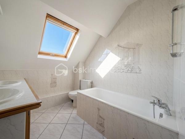 Maison familiale de caractère 130 m2 habitables 200 m2 au sol Sous-sol total aménagé Dépendance aménagée 60 m2 DPE C Secteur recherché

Découvrez cette maison familiale rare par ses volumes et sa configuration Idéalement située cette propriété allie confort et fonctionnalités pour répondre à tous vos projets de vie. 

La maison se compose au rez-de-chaussée d’une entrée, d’une cuisine, d’une chambre, d’une salle d eau avec WC et d’un double séjour baigné de lumière grâce à une exposition sud est idéale offrant une atmosphère chaleureuse tout au long de la journée.

 À l étage le palier dessert quatre belles chambres ainsi qu une salle d’eau avec WC. 

Le sous-sol total est parfaitement entretenu et carrelé. Il offre un espace de vie supplémentaire polyvalent comprenant un vaste garage, une buanderie fonctionnelle ainsi qu’une salle d eau avec WC.

La propriété dispose également d une dépendance aménagée de 60 m2 comprenant deux chambres, une salle d’eau, un WC, une cuisine et un séjour. 

Un atout majeur pour accueillir vos proches en toute indépendance ou envisager une activité libérale. 

La maison est entourée d’un agréable jardin accessible en faisant le tour de la propriété offrant un espace de détente au calme. 

Cette maison représente un excellent investissement pour les acquéreurs cherchant un bien fonctionnel techniquement irréprochable et offrant une grande flexibilité d’usage. 

Pour organiser une visite ou obtenir plus d’informations sur ce bien contactez moi dès aujourd’hui! 
Photos complémentaires sur demande.