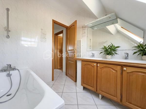 Maison familiale de caractère 130 m2 habitables 200 m2 au sol Sous-sol total aménagé Dépendance aménagée 60 m2 DPE C Secteur recherché

Découvrez cette maison familiale rare par ses volumes et sa configuration Idéalement située cette propriété allie confort et fonctionnalités pour répondre à tous vos projets de vie. 

La maison se compose au rez-de-chaussée d’une entrée, d’une cuisine, d’une chambre, d’une salle d eau avec WC et d’un double séjour baigné de lumière grâce à une exposition sud est idéale offrant une atmosphère chaleureuse tout au long de la journée.

 À l étage le palier dessert quatre belles chambres ainsi qu une salle d’eau avec WC. 

Le sous-sol total est parfaitement entretenu et carrelé. Il offre un espace de vie supplémentaire polyvalent comprenant un vaste garage, une buanderie fonctionnelle ainsi qu’une salle d eau avec WC.

La propriété dispose également d une dépendance aménagée de 60 m2 comprenant deux chambres, une salle d’eau, un WC, une cuisine et un séjour. 

Un atout majeur pour accueillir vos proches en toute indépendance ou envisager une activité libérale. 

La maison est entourée d’un agréable jardin accessible en faisant le tour de la propriété offrant un espace de détente au calme. 

Cette maison représente un excellent investissement pour les acquéreurs cherchant un bien fonctionnel techniquement irréprochable et offrant une grande flexibilité d’usage. 

Pour organiser une visite ou obtenir plus d’informations sur ce bien contactez moi dès aujourd’hui! 
Photos complémentaires sur demande.