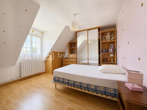 Maison familiale de caractère 130 m2 habitables 200 m2 au sol Sous-sol total aménagé Dépendance aménagée 60 m2 DPE C Secteur recherché

Découvrez cette maison familiale rare par ses volumes et sa configuration Idéalement située cette propriété allie confort et fonctionnalités pour répondre à tous vos projets de vie. 

La maison se compose au rez-de-chaussée d’une entrée, d’une cuisine, d’une chambre, d’une salle d eau avec WC et d’un double séjour baigné de lumière grâce à une exposition sud est idéale offrant une atmosphère chaleureuse tout au long de la journée.

 À l étage le palier dessert quatre belles chambres ainsi qu une salle d’eau avec WC. 

Le sous-sol total est parfaitement entretenu et carrelé. Il offre un espace de vie supplémentaire polyvalent comprenant un vaste garage, une buanderie fonctionnelle ainsi qu’une salle d eau avec WC.

La propriété dispose également d une dépendance aménagée de 60 m2 comprenant deux chambres, une salle d’eau, un WC, une cuisine et un séjour. 

Un atout majeur pour accueillir vos proches en toute indépendance ou envisager une activité libérale. 

La maison est entourée d’un agréable jardin accessible en faisant le tour de la propriété offrant un espace de détente au calme. 

Cette maison représente un excellent investissement pour les acquéreurs cherchant un bien fonctionnel techniquement irréprochable et offrant une grande flexibilité d’usage. 

Pour organiser une visite ou obtenir plus d’informations sur ce bien contactez moi dès aujourd’hui! 
Photos complémentaires sur demande.