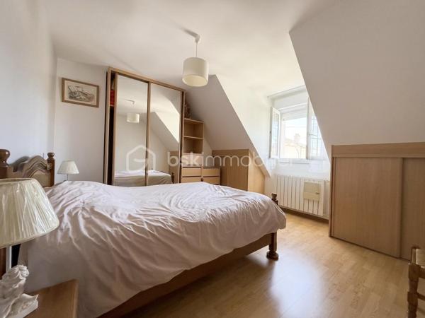 Maison familiale de caractère 130 m2 habitables 200 m2 au sol Sous-sol total aménagé Dépendance aménagée 60 m2 DPE C Secteur recherché

Découvrez cette maison familiale rare par ses volumes et sa configuration Idéalement située cette propriété allie confort et fonctionnalités pour répondre à tous vos projets de vie. 

La maison se compose au rez-de-chaussée d’une entrée, d’une cuisine, d’une chambre, d’une salle d eau avec WC et d’un double séjour baigné de lumière grâce à une exposition sud est idéale offrant une atmosphère chaleureuse tout au long de la journée.

 À l étage le palier dessert quatre belles chambres ainsi qu une salle d’eau avec WC. 

Le sous-sol total est parfaitement entretenu et carrelé. Il offre un espace de vie supplémentaire polyvalent comprenant un vaste garage, une buanderie fonctionnelle ainsi qu’une salle d eau avec WC.

La propriété dispose également d une dépendance aménagée de 60 m2 comprenant deux chambres, une salle d’eau, un WC, une cuisine et un séjour. 

Un atout majeur pour accueillir vos proches en toute indépendance ou envisager une activité libérale. 

La maison est entourée d’un agréable jardin accessible en faisant le tour de la propriété offrant un espace de détente au calme. 

Cette maison représente un excellent investissement pour les acquéreurs cherchant un bien fonctionnel techniquement irréprochable et offrant une grande flexibilité d’usage. 

Pour organiser une visite ou obtenir plus d’informations sur ce bien contactez moi dès aujourd’hui! 
Photos complémentaires sur demande.