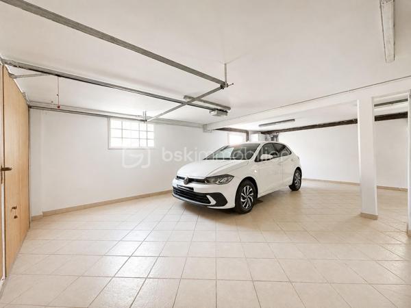 Maison familiale de caractère 130 m2 habitables 200 m2 au sol Sous-sol total aménagé Dépendance aménagée 60 m2 DPE C Secteur recherché

Découvrez cette maison familiale rare par ses volumes et sa configuration Idéalement située cette propriété allie confort et fonctionnalités pour répondre à tous vos projets de vie. 

La maison se compose au rez-de-chaussée d’une entrée, d’une cuisine, d’une chambre, d’une salle d eau avec WC et d’un double séjour baigné de lumière grâce à une exposition sud est idéale offrant une atmosphère chaleureuse tout au long de la journée.

 À l étage le palier dessert quatre belles chambres ainsi qu une salle d’eau avec WC. 

Le sous-sol total est parfaitement entretenu et carrelé. Il offre un espace de vie supplémentaire polyvalent comprenant un vaste garage, une buanderie fonctionnelle ainsi qu’une salle d eau avec WC.

La propriété dispose également d une dépendance aménagée de 60 m2 comprenant deux chambres, une salle d’eau, un WC, une cuisine et un séjour. 

Un atout majeur pour accueillir vos proches en toute indépendance ou envisager une activité libérale. 

La maison est entourée d’un agréable jardin accessible en faisant le tour de la propriété offrant un espace de détente au calme. 

Cette maison représente un excellent investissement pour les acquéreurs cherchant un bien fonctionnel techniquement irréprochable et offrant une grande flexibilité d’usage. 

Pour organiser une visite ou obtenir plus d’informations sur ce bien contactez moi dès aujourd’hui! 
Photos complémentaires sur demande.