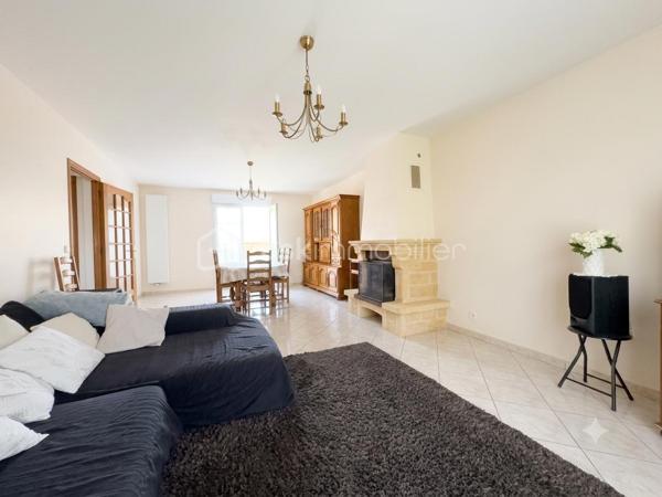 Maison familiale de caractère 130 m2 habitables 200 m2 au sol Sous-sol total aménagé Dépendance aménagée 60 m2 DPE C Secteur recherché

Découvrez cette maison familiale rare par ses volumes et sa configuration Idéalement située cette propriété allie confort et fonctionnalités pour répondre à tous vos projets de vie. 

La maison se compose au rez-de-chaussée d’une entrée, d’une cuisine, d’une chambre, d’une salle d eau avec WC et d’un double séjour baigné de lumière grâce à une exposition sud est idéale offrant une atmosphère chaleureuse tout au long de la journée.

 À l étage le palier dessert quatre belles chambres ainsi qu une salle d’eau avec WC. 

Le sous-sol total est parfaitement entretenu et carrelé. Il offre un espace de vie supplémentaire polyvalent comprenant un vaste garage, une buanderie fonctionnelle ainsi qu’une salle d eau avec WC.

La propriété dispose également d une dépendance aménagée de 60 m2 comprenant deux chambres, une salle d’eau, un WC, une cuisine et un séjour. 

Un atout majeur pour accueillir vos proches en toute indépendance ou envisager une activité libérale. 

La maison est entourée d’un agréable jardin accessible en faisant le tour de la propriété offrant un espace de détente au calme. 

Cette maison représente un excellent investissement pour les acquéreurs cherchant un bien fonctionnel techniquement irréprochable et offrant une grande flexibilité d’usage. 

Pour organiser une visite ou obtenir plus d’informations sur ce bien contactez moi dès aujourd’hui! 
Photos complémentaires sur demande.