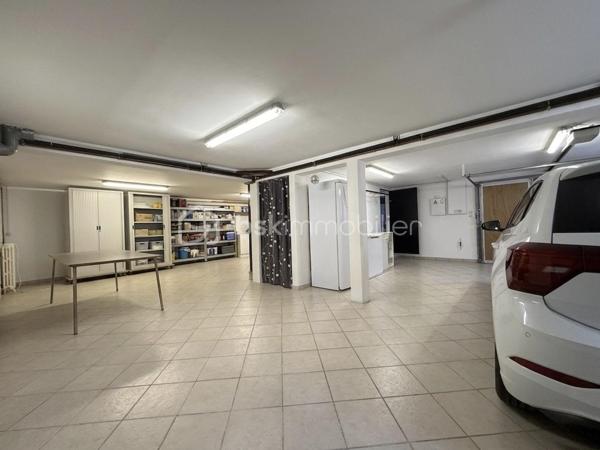 Maison familiale de caractère 130 m2 habitables 200 m2 au sol Sous-sol total aménagé Dépendance aménagée 60 m2 DPE C Secteur recherché

Découvrez cette maison familiale rare par ses volumes et sa configuration Idéalement située cette propriété allie confort et fonctionnalités pour répondre à tous vos projets de vie. 

La maison se compose au rez-de-chaussée d’une entrée, d’une cuisine, d’une chambre, d’une salle d eau avec WC et d’un double séjour baigné de lumière grâce à une exposition sud est idéale offrant une atmosphère chaleureuse tout au long de la journée.

 À l étage le palier dessert quatre belles chambres ainsi qu une salle d’eau avec WC. 

Le sous-sol total est parfaitement entretenu et carrelé. Il offre un espace de vie supplémentaire polyvalent comprenant un vaste garage, une buanderie fonctionnelle ainsi qu’une salle d eau avec WC.

La propriété dispose également d une dépendance aménagée de 60 m2 comprenant deux chambres, une salle d’eau, un WC, une cuisine et un séjour. 

Un atout majeur pour accueillir vos proches en toute indépendance ou envisager une activité libérale. 

La maison est entourée d’un agréable jardin accessible en faisant le tour de la propriété offrant un espace de détente au calme. 

Cette maison représente un excellent investissement pour les acquéreurs cherchant un bien fonctionnel techniquement irréprochable et offrant une grande flexibilité d’usage. 

Pour organiser une visite ou obtenir plus d’informations sur ce bien contactez moi dès aujourd’hui! 
Photos complémentaires sur demande.
