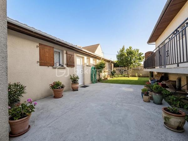 Maison familiale de caractère 130 m2 habitables 200 m2 au sol Sous-sol total aménagé Dépendance aménagée 60 m2 DPE C Secteur recherché

Découvrez cette maison familiale rare par ses volumes et sa configuration Idéalement située cette propriété allie confort et fonctionnalités pour répondre à tous vos projets de vie. 

La maison se compose au rez-de-chaussée d’une entrée, d’une cuisine, d’une chambre, d’une salle d eau avec WC et d’un double séjour baigné de lumière grâce à une exposition sud est idéale offrant une atmosphère chaleureuse tout au long de la journée.

 À l étage le palier dessert quatre belles chambres ainsi qu une salle d’eau avec WC. 

Le sous-sol total est parfaitement entretenu et carrelé. Il offre un espace de vie supplémentaire polyvalent comprenant un vaste garage, une buanderie fonctionnelle ainsi qu’une salle d eau avec WC.

La propriété dispose également d une dépendance aménagée de 60 m2 comprenant deux chambres, une salle d’eau, un WC, une cuisine et un séjour. 

Un atout majeur pour accueillir vos proches en toute indépendance ou envisager une activité libérale. 

La maison est entourée d’un agréable jardin accessible en faisant le tour de la propriété offrant un espace de détente au calme. 

Cette maison représente un excellent investissement pour les acquéreurs cherchant un bien fonctionnel techniquement irréprochable et offrant une grande flexibilité d’usage. 

Pour organiser une visite ou obtenir plus d’informations sur ce bien contactez moi dès aujourd’hui! 
Photos complémentaires sur demande.