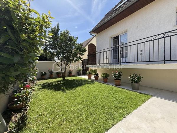 Maison familiale de caractère 130 m2 habitables 200 m2 au sol Sous-sol total aménagé Dépendance aménagée 60 m2 DPE C Secteur recherché

Découvrez cette maison familiale rare par ses volumes et sa configuration Idéalement située cette propriété allie confort et fonctionnalités pour répondre à tous vos projets de vie. 

La maison se compose au rez-de-chaussée d’une entrée, d’une cuisine, d’une chambre, d’une salle d eau avec WC et d’un double séjour baigné de lumière grâce à une exposition sud est idéale offrant une atmosphère chaleureuse tout au long de la journée.

 À l étage le palier dessert quatre belles chambres ainsi qu une salle d’eau avec WC. 

Le sous-sol total est parfaitement entretenu et carrelé. Il offre un espace de vie supplémentaire polyvalent comprenant un vaste garage, une buanderie fonctionnelle ainsi qu’une salle d eau avec WC.

La propriété dispose également d une dépendance aménagée de 60 m2 comprenant deux chambres, une salle d’eau, un WC, une cuisine et un séjour. 

Un atout majeur pour accueillir vos proches en toute indépendance ou envisager une activité libérale. 

La maison est entourée d’un agréable jardin accessible en faisant le tour de la propriété offrant un espace de détente au calme. 

Cette maison représente un excellent investissement pour les acquéreurs cherchant un bien fonctionnel techniquement irréprochable et offrant une grande flexibilité d’usage. 

Pour organiser une visite ou obtenir plus d’informations sur ce bien contactez moi dès aujourd’hui! 
Photos complémentaires sur demande.