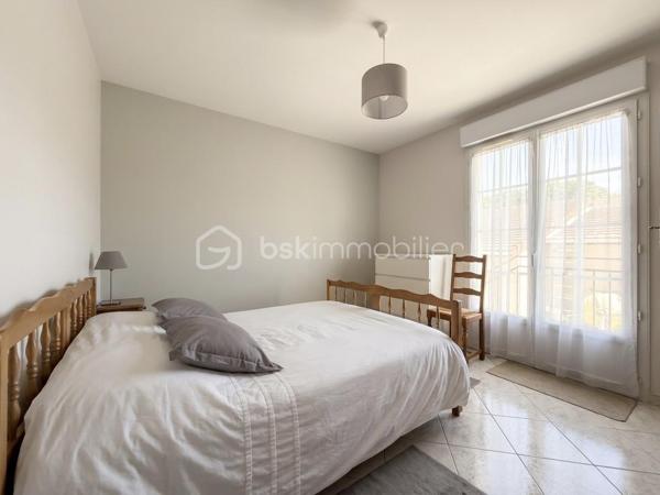 Maison familiale de caractère 130 m2 habitables 200 m2 au sol Sous-sol total aménagé Dépendance aménagée 60 m2 DPE C Secteur recherché

Découvrez cette maison familiale rare par ses volumes et sa configuration Idéalement située cette propriété allie confort et fonctionnalités pour répondre à tous vos projets de vie. 

La maison se compose au rez-de-chaussée d’une entrée, d’une cuisine, d’une chambre, d’une salle d eau avec WC et d’un double séjour baigné de lumière grâce à une exposition sud est idéale offrant une atmosphère chaleureuse tout au long de la journée.

 À l étage le palier dessert quatre belles chambres ainsi qu une salle d’eau avec WC. 

Le sous-sol total est parfaitement entretenu et carrelé. Il offre un espace de vie supplémentaire polyvalent comprenant un vaste garage, une buanderie fonctionnelle ainsi qu’une salle d eau avec WC.

La propriété dispose également d une dépendance aménagée de 60 m2 comprenant deux chambres, une salle d’eau, un WC, une cuisine et un séjour. 

Un atout majeur pour accueillir vos proches en toute indépendance ou envisager une activité libérale. 

La maison est entourée d’un agréable jardin accessible en faisant le tour de la propriété offrant un espace de détente au calme. 

Cette maison représente un excellent investissement pour les acquéreurs cherchant un bien fonctionnel techniquement irréprochable et offrant une grande flexibilité d’usage. 

Pour organiser une visite ou obtenir plus d’informations sur ce bien contactez moi dès aujourd’hui! 
Photos complémentaires sur demande.