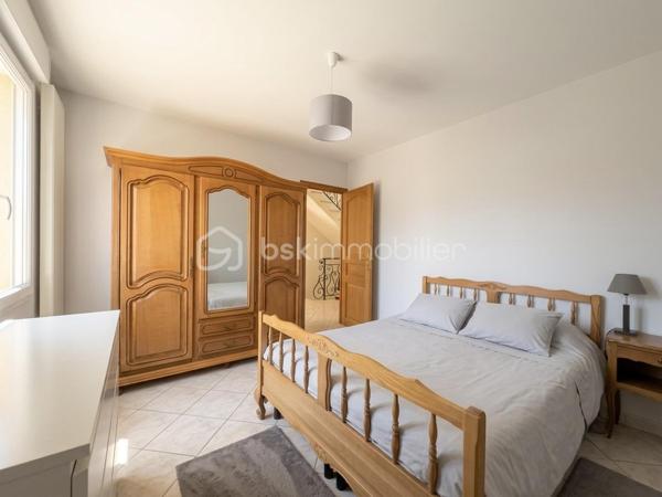 Maison familiale de caractère 130 m2 habitables 200 m2 au sol Sous-sol total aménagé Dépendance aménagée 60 m2 DPE C Secteur recherché

Découvrez cette maison familiale rare par ses volumes et sa configuration Idéalement située cette propriété allie confort et fonctionnalités pour répondre à tous vos projets de vie. 

La maison se compose au rez-de-chaussée d’une entrée, d’une cuisine, d’une chambre, d’une salle d eau avec WC et d’un double séjour baigné de lumière grâce à une exposition sud est idéale offrant une atmosphère chaleureuse tout au long de la journée.

 À l étage le palier dessert quatre belles chambres ainsi qu une salle d’eau avec WC. 

Le sous-sol total est parfaitement entretenu et carrelé. Il offre un espace de vie supplémentaire polyvalent comprenant un vaste garage, une buanderie fonctionnelle ainsi qu’une salle d eau avec WC.

La propriété dispose également d une dépendance aménagée de 60 m2 comprenant deux chambres, une salle d’eau, un WC, une cuisine et un séjour. 

Un atout majeur pour accueillir vos proches en toute indépendance ou envisager une activité libérale. 

La maison est entourée d’un agréable jardin accessible en faisant le tour de la propriété offrant un espace de détente au calme. 

Cette maison représente un excellent investissement pour les acquéreurs cherchant un bien fonctionnel techniquement irréprochable et offrant une grande flexibilité d’usage. 

Pour organiser une visite ou obtenir plus d’informations sur ce bien contactez moi dès aujourd’hui! 
Photos complémentaires sur demande.