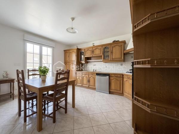 Maison familiale de caractère 130 m2 habitables 200 m2 au sol Sous-sol total aménagé Dépendance aménagée 60 m2 DPE C Secteur recherché

Découvrez cette maison familiale rare par ses volumes et sa configuration Idéalement située cette propriété allie confort et fonctionnalités pour répondre à tous vos projets de vie. 

La maison se compose au rez-de-chaussée d’une entrée, d’une cuisine, d’une chambre, d’une salle d eau avec WC et d’un double séjour baigné de lumière grâce à une exposition sud est idéale offrant une atmosphère chaleureuse tout au long de la journée.

 À l étage le palier dessert quatre belles chambres ainsi qu une salle d’eau avec WC. 

Le sous-sol total est parfaitement entretenu et carrelé. Il offre un espace de vie supplémentaire polyvalent comprenant un vaste garage, une buanderie fonctionnelle ainsi qu’une salle d eau avec WC.

La propriété dispose également d une dépendance aménagée de 60 m2 comprenant deux chambres, une salle d’eau, un WC, une cuisine et un séjour. 

Un atout majeur pour accueillir vos proches en toute indépendance ou envisager une activité libérale. 

La maison est entourée d’un agréable jardin accessible en faisant le tour de la propriété offrant un espace de détente au calme. 

Cette maison représente un excellent investissement pour les acquéreurs cherchant un bien fonctionnel techniquement irréprochable et offrant une grande flexibilité d’usage. 

Pour organiser une visite ou obtenir plus d’informations sur ce bien contactez moi dès aujourd’hui! 
Photos complémentaires sur demande.