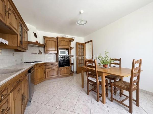 Maison familiale de caractère 130 m2 habitables 200 m2 au sol Sous-sol total aménagé Dépendance aménagée 60 m2 DPE C Secteur recherché

Découvrez cette maison familiale rare par ses volumes et sa configuration Idéalement située cette propriété allie confort et fonctionnalités pour répondre à tous vos projets de vie. 

La maison se compose au rez-de-chaussée d’une entrée, d’une cuisine, d’une chambre, d’une salle d eau avec WC et d’un double séjour baigné de lumière grâce à une exposition sud est idéale offrant une atmosphère chaleureuse tout au long de la journée.

 À l étage le palier dessert quatre belles chambres ainsi qu une salle d’eau avec WC. 

Le sous-sol total est parfaitement entretenu et carrelé. Il offre un espace de vie supplémentaire polyvalent comprenant un vaste garage, une buanderie fonctionnelle ainsi qu’une salle d eau avec WC.

La propriété dispose également d une dépendance aménagée de 60 m2 comprenant deux chambres, une salle d’eau, un WC, une cuisine et un séjour. 

Un atout majeur pour accueillir vos proches en toute indépendance ou envisager une activité libérale. 

La maison est entourée d’un agréable jardin accessible en faisant le tour de la propriété offrant un espace de détente au calme. 

Cette maison représente un excellent investissement pour les acquéreurs cherchant un bien fonctionnel techniquement irréprochable et offrant une grande flexibilité d’usage. 

Pour organiser une visite ou obtenir plus d’informations sur ce bien contactez moi dès aujourd’hui! 
Photos complémentaires sur demande.
