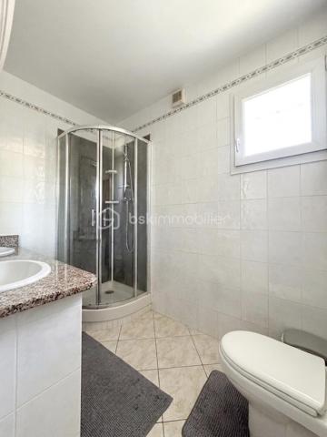 Maison familiale de caractère 130 m2 habitables 200 m2 au sol Sous-sol total aménagé Dépendance aménagée 60 m2 DPE C Secteur recherché

Découvrez cette maison familiale rare par ses volumes et sa configuration Idéalement située cette propriété allie confort et fonctionnalités pour répondre à tous vos projets de vie. 

La maison se compose au rez-de-chaussée d’une entrée, d’une cuisine, d’une chambre, d’une salle d eau avec WC et d’un double séjour baigné de lumière grâce à une exposition sud est idéale offrant une atmosphère chaleureuse tout au long de la journée.

 À l étage le palier dessert quatre belles chambres ainsi qu une salle d’eau avec WC. 

Le sous-sol total est parfaitement entretenu et carrelé. Il offre un espace de vie supplémentaire polyvalent comprenant un vaste garage, une buanderie fonctionnelle ainsi qu’une salle d eau avec WC.

La propriété dispose également d une dépendance aménagée de 60 m2 comprenant deux chambres, une salle d’eau, un WC, une cuisine et un séjour. 

Un atout majeur pour accueillir vos proches en toute indépendance ou envisager une activité libérale. 

La maison est entourée d’un agréable jardin accessible en faisant le tour de la propriété offrant un espace de détente au calme. 

Cette maison représente un excellent investissement pour les acquéreurs cherchant un bien fonctionnel techniquement irréprochable et offrant une grande flexibilité d’usage. 

Pour organiser une visite ou obtenir plus d’informations sur ce bien contactez moi dès aujourd’hui! 
Photos complémentaires sur demande.