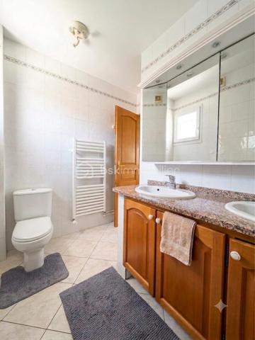 Maison familiale de caractère 130 m2 habitables 200 m2 au sol Sous-sol total aménagé Dépendance aménagée 60 m2 DPE C Secteur recherché

Découvrez cette maison familiale rare par ses volumes et sa configuration Idéalement située cette propriété allie confort et fonctionnalités pour répondre à tous vos projets de vie. 

La maison se compose au rez-de-chaussée d’une entrée, d’une cuisine, d’une chambre, d’une salle d eau avec WC et d’un double séjour baigné de lumière grâce à une exposition sud est idéale offrant une atmosphère chaleureuse tout au long de la journée.

 À l étage le palier dessert quatre belles chambres ainsi qu une salle d’eau avec WC. 

Le sous-sol total est parfaitement entretenu et carrelé. Il offre un espace de vie supplémentaire polyvalent comprenant un vaste garage, une buanderie fonctionnelle ainsi qu’une salle d eau avec WC.

La propriété dispose également d une dépendance aménagée de 60 m2 comprenant deux chambres, une salle d’eau, un WC, une cuisine et un séjour. 

Un atout majeur pour accueillir vos proches en toute indépendance ou envisager une activité libérale. 

La maison est entourée d’un agréable jardin accessible en faisant le tour de la propriété offrant un espace de détente au calme. 

Cette maison représente un excellent investissement pour les acquéreurs cherchant un bien fonctionnel techniquement irréprochable et offrant une grande flexibilité d’usage. 

Pour organiser une visite ou obtenir plus d’informations sur ce bien contactez moi dès aujourd’hui! 
Photos complémentaires sur demande.