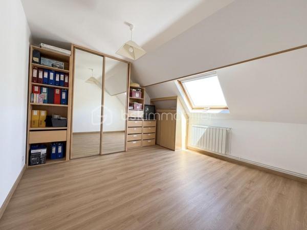 Maison familiale de caractère 130 m2 habitables 200 m2 au sol Sous-sol total aménagé Dépendance aménagée 60 m2 DPE C Secteur recherché

Découvrez cette maison familiale rare par ses volumes et sa configuration Idéalement située cette propriété allie confort et fonctionnalités pour répondre à tous vos projets de vie. 

La maison se compose au rez-de-chaussée d’une entrée, d’une cuisine, d’une chambre, d’une salle d eau avec WC et d’un double séjour baigné de lumière grâce à une exposition sud est idéale offrant une atmosphère chaleureuse tout au long de la journée.

 À l étage le palier dessert quatre belles chambres ainsi qu une salle d’eau avec WC. 

Le sous-sol total est parfaitement entretenu et carrelé. Il offre un espace de vie supplémentaire polyvalent comprenant un vaste garage, une buanderie fonctionnelle ainsi qu’une salle d eau avec WC.

La propriété dispose également d une dépendance aménagée de 60 m2 comprenant deux chambres, une salle d’eau, un WC, une cuisine et un séjour. 

Un atout majeur pour accueillir vos proches en toute indépendance ou envisager une activité libérale. 

La maison est entourée d’un agréable jardin accessible en faisant le tour de la propriété offrant un espace de détente au calme. 

Cette maison représente un excellent investissement pour les acquéreurs cherchant un bien fonctionnel techniquement irréprochable et offrant une grande flexibilité d’usage. 

Pour organiser une visite ou obtenir plus d’informations sur ce bien contactez moi dès aujourd’hui! 
Photos complémentaires sur demande.