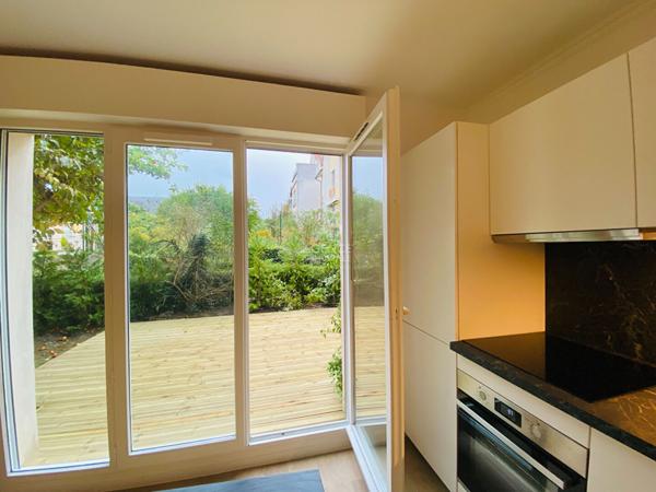 "Versailles Montreuil" "Comme une maison" appartement de 50m² (3 pièces) avec jardin privatif au grand calme !

Loyer €1 690/mois charges comprises **

- Ref : 24880